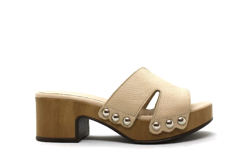 Women's D-8821 Clog Sandal In Natural